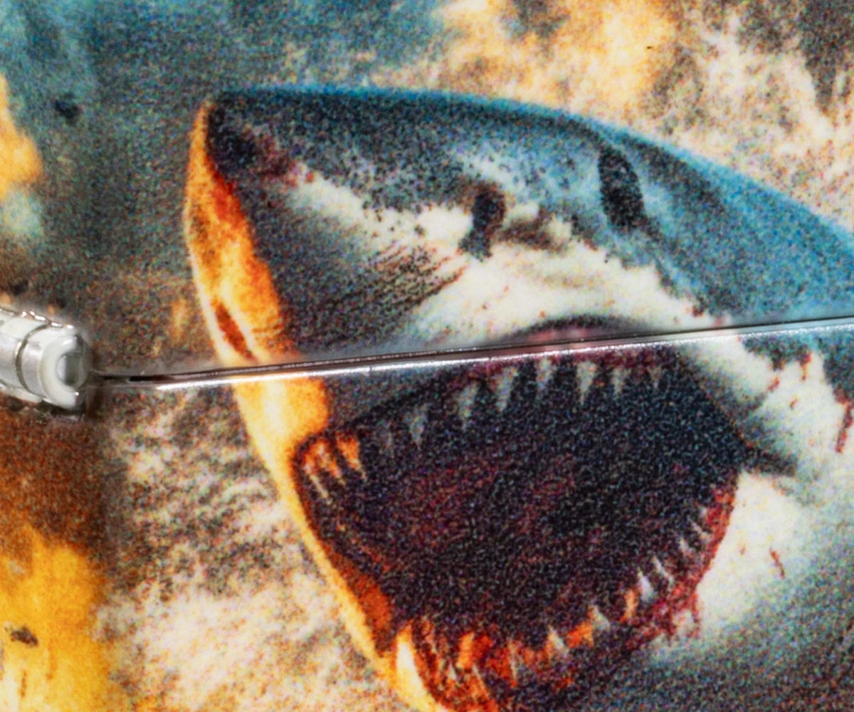 Detailaufnahme Zippo Shark Hell mit offenem Hai-Maul, Wellen und dramatischem Meermotiv