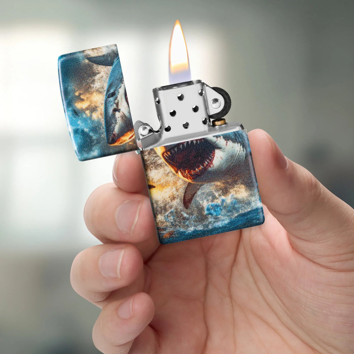 Geöffnetes Zippo Shark Hell Feuerzeug in der Hand mit sichtbarem Einsatz und Hai-Motiv