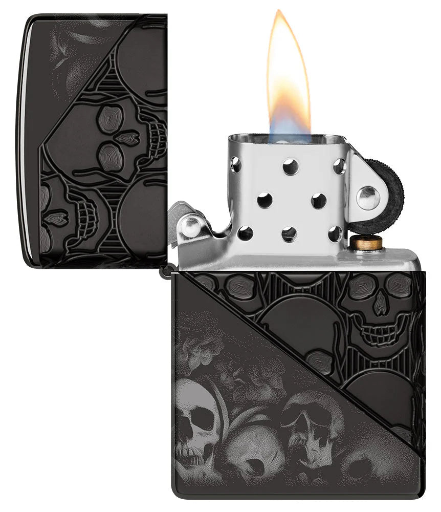Zippo Totenköpfe High Polish Black geöffnet mit Flamme, silbernem Einsatz und Skull-Motiv