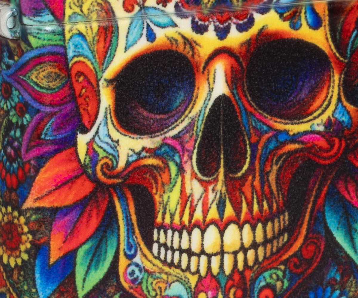 Detailaufnahme Zippo Totenkopf Día de Muertos mit Augenhöhlen, Zähnen und bunten Ornamenten