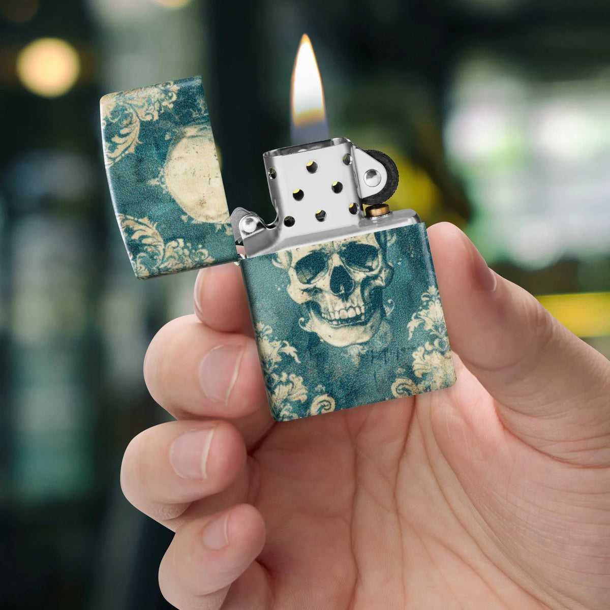 Geöffnetes Zippo Totenkopf Feuerzeug in der Hand mit sichtbarem Einsatz und 540 Grad Design