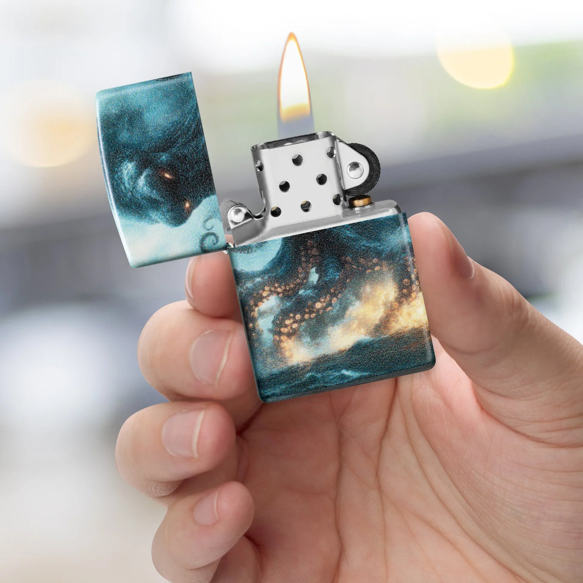 Geöffnetes Zippo Feuerzeug wütender Krake in der Hand mit sichtbarem Einsatz und 540 Grad Motiv