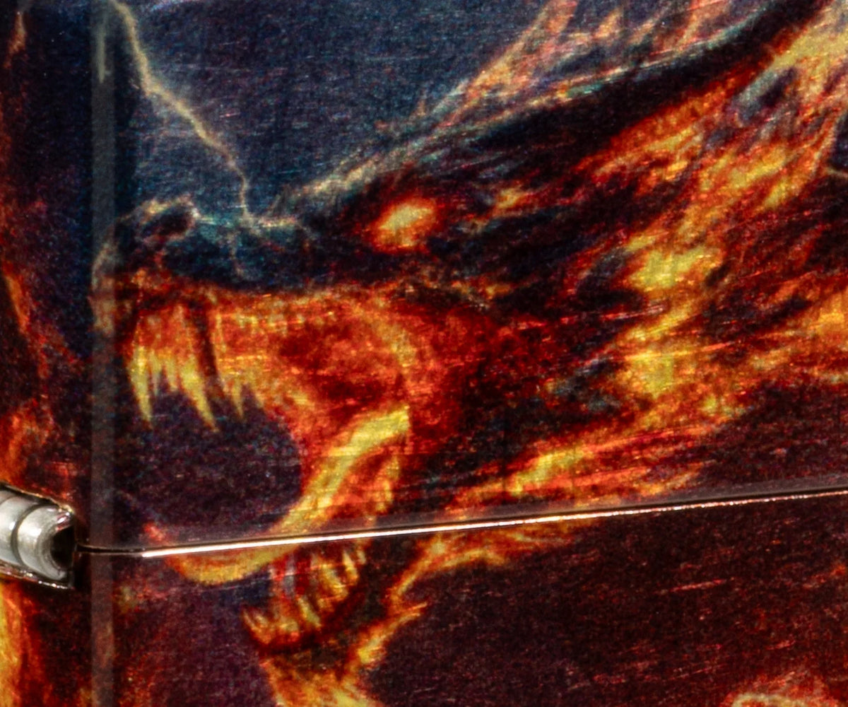Detailaufnahme Zippo Drachen Feuerzeug mit Kopf, Zähnen und rot-oranger Farbwirkung