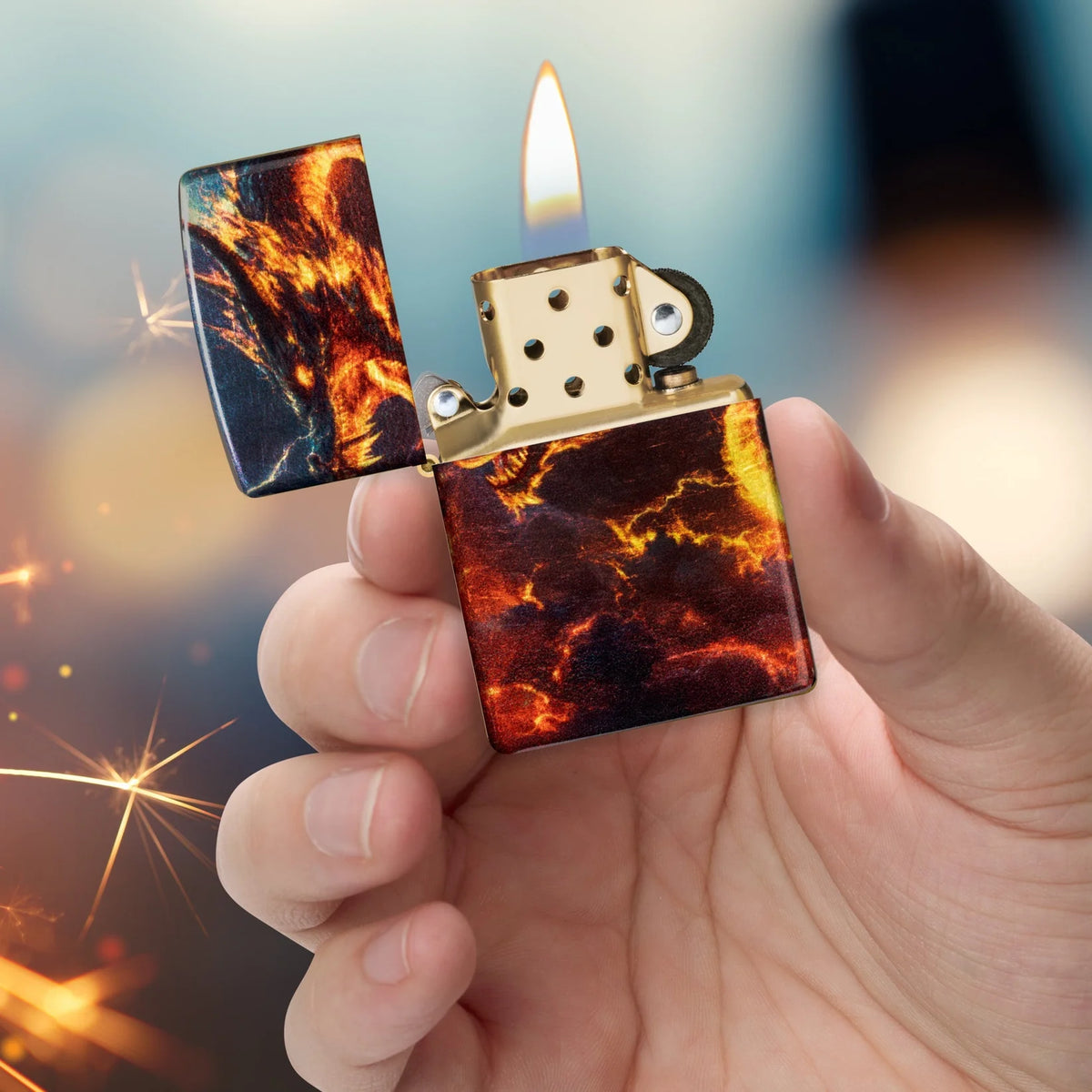 Geöffnetes Zippo Feuerzeug Zorn des Drachens in der Hand mit sichtbarem Einsatz