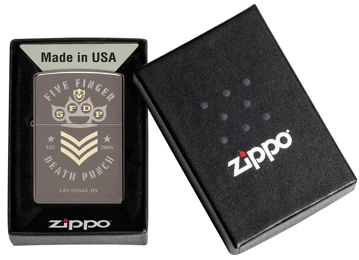 Geöffnetes Five-Finger-Death-Punch-Zippo mit Flamme, silbernem Einsatz und Laser-Two-Tone-Design
