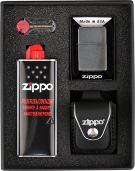 Ein wunderbares komplettes Geschenkset, es beinhaltet  1 Zippo Chrome Brushed 1 Ledertasche schwarz mit Schlaufe 1 Benzin 1 Feuerstein-Set