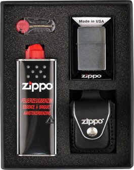 Ein wunderbares komplettes Geschenkset, es beinhaltet  1 Zippo Chrome Brushed 1 Ledertasche schwarz mit Schlaufe 1 Benzin 1 Feuerstein-Set
