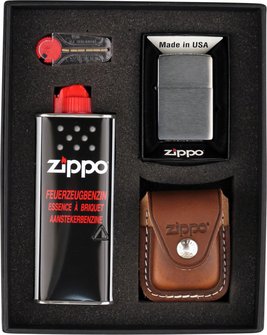 Ein wunderbares komplettes Geschenkset, es beinhaltet  1 Zippo Chrome Brushed 1 Ledertasche braun mit Schlaufe 1 Benzin 1 Feuerstein-Set