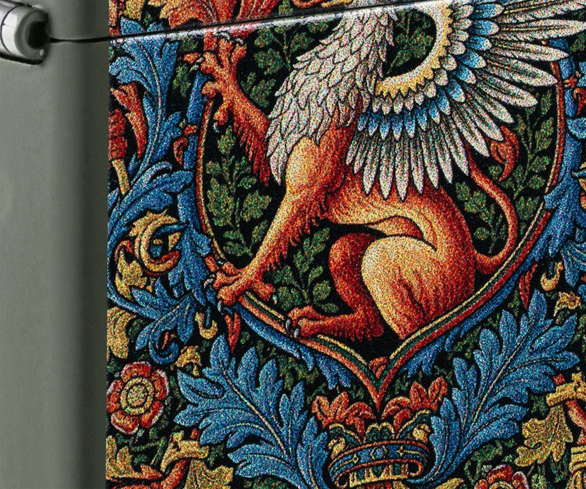 Makroaufnahme des Vogel-Gryff-Motivs mit Federflügel, Löwenkörper und verschlungenem Blattdekor
