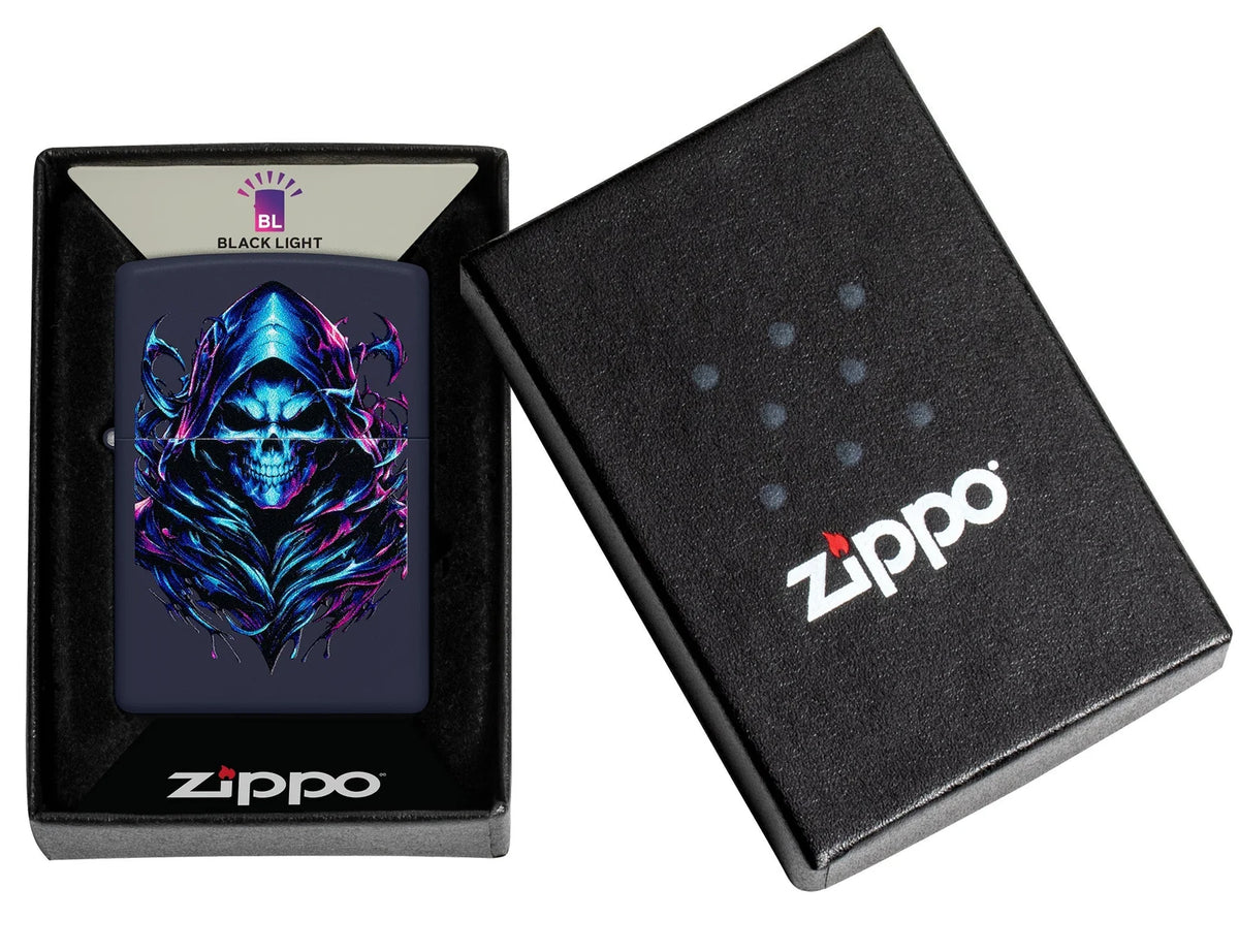 Zippo Engel des Todes in schwarzer One Box mit Black-Light-Kennzeichnung, daneben der Verpackungsdeckel mit Zippo Logo