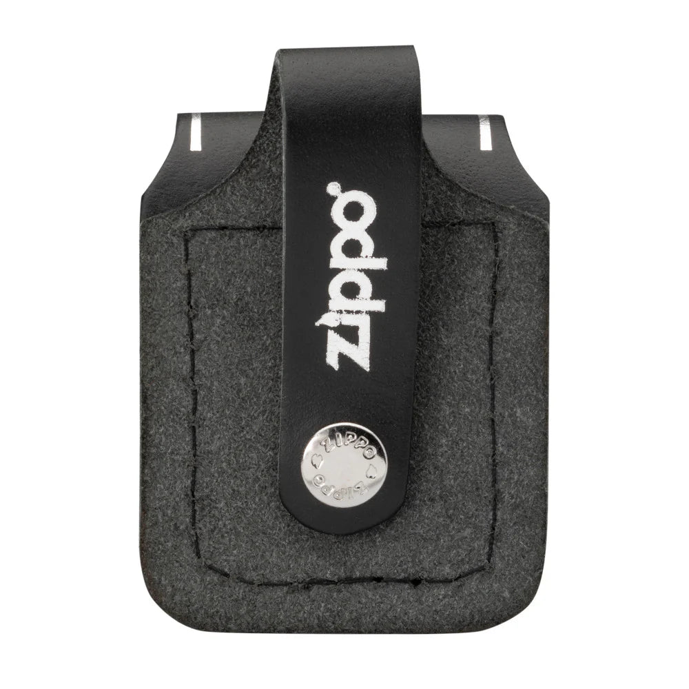 Rückseite der schwarzen Zippo Gürteltasche mit breiter Gürtelschlaufe und weissem Zippo-Schriftzug