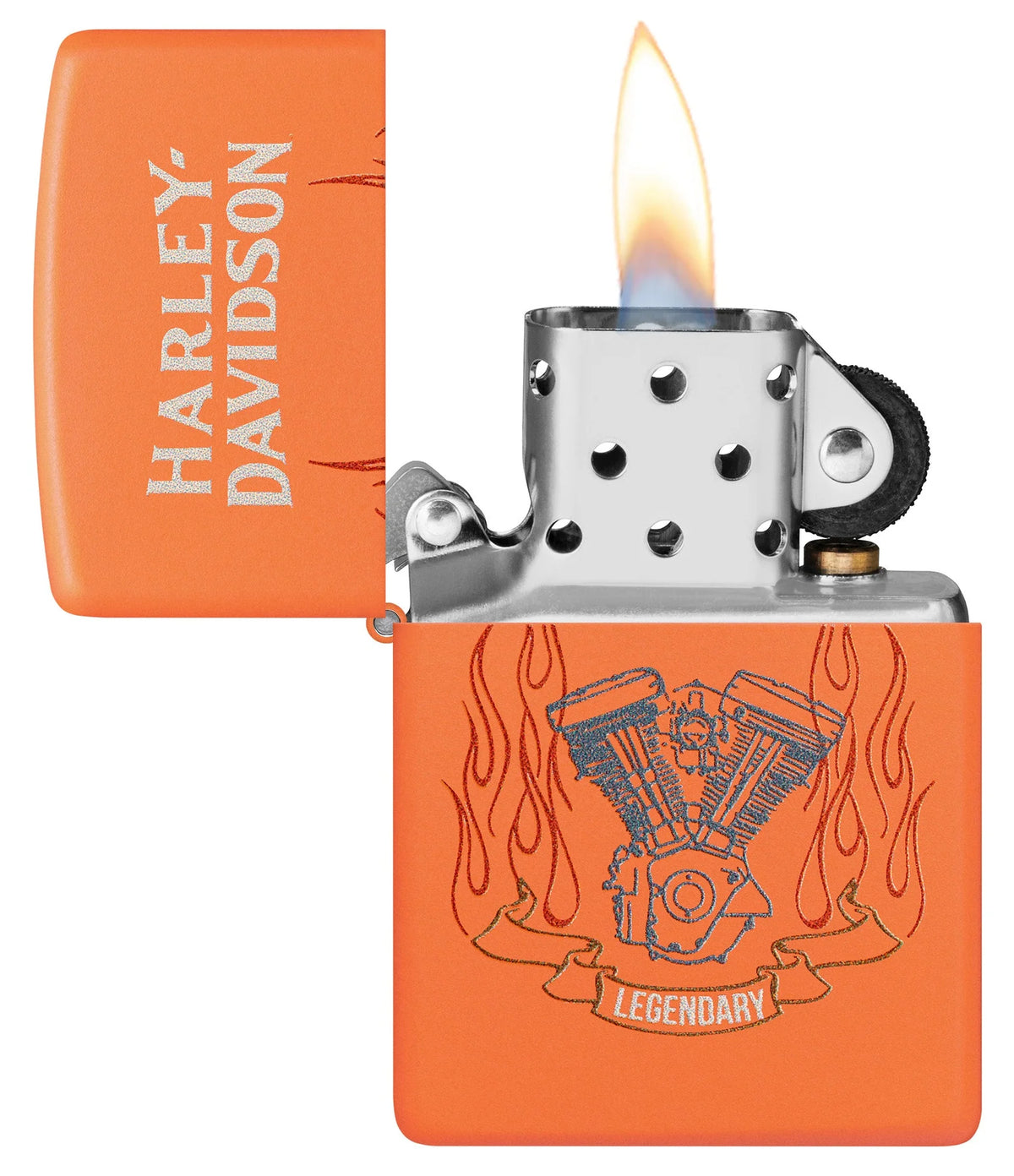 Geöffnetes Zippo Harley-Davidson Legendary mit Flamme, Schriftzug auf dem Deckel und Motordesign auf dem Gehäuse