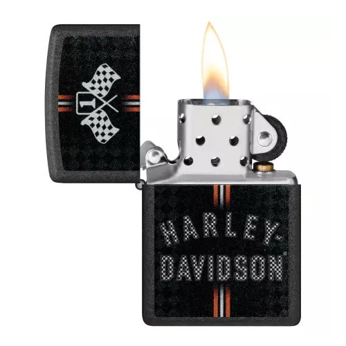Geöffnetes Zippo Harley-Davidson Winner’s Flag mit Flamme und fortlaufendem Motorsport-Motiv auf dem Deckel