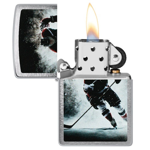 Geöffnetes Zippo Feuerzeug mit brennender Flamme und Eishockey-Spieler Motiv auf der Front