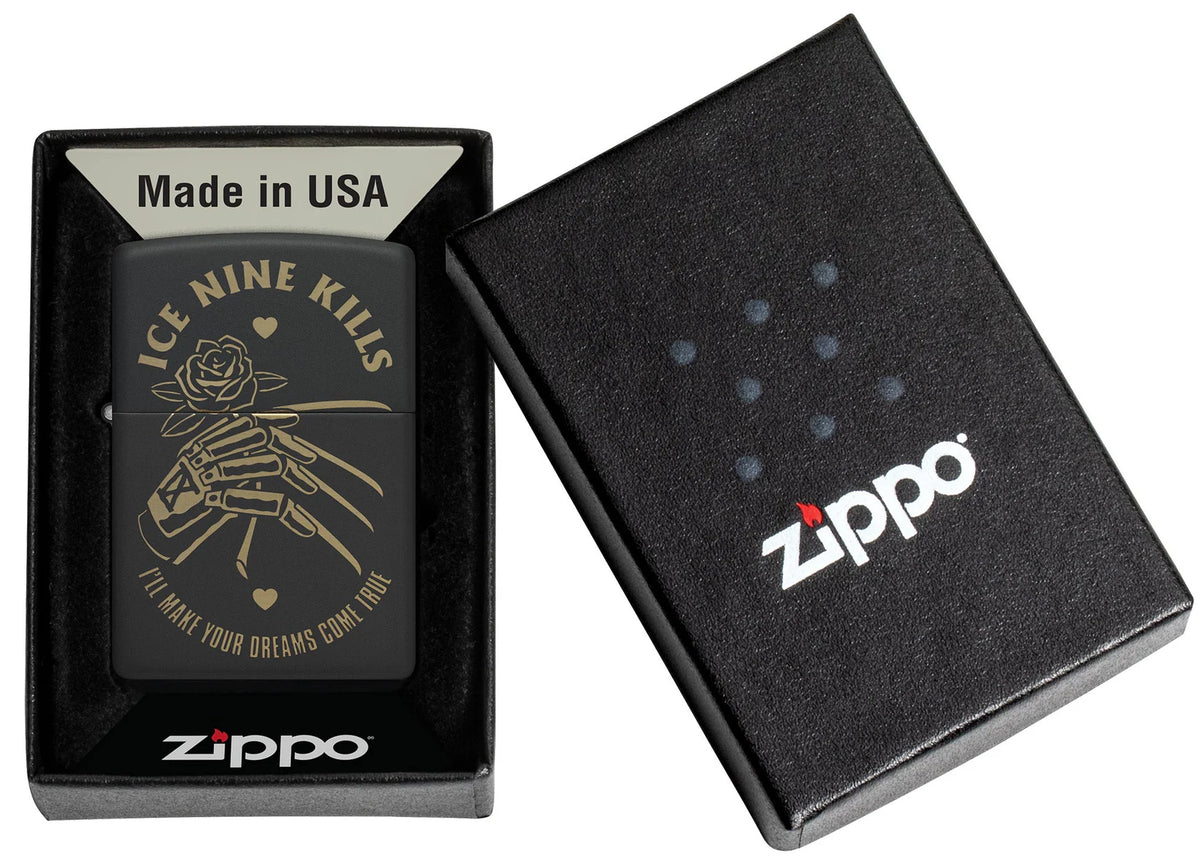 Zippo Ice Nine Kills in der schwarzen Geschenkverpackung One Box mit sichtbarem Goldmotiv
