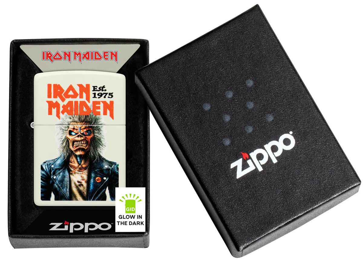 Zippo Iron Maiden Glowing Eddie in geöffneter Geschenkverpackung One Box mit Glow-in-the-Dark-Hinweis