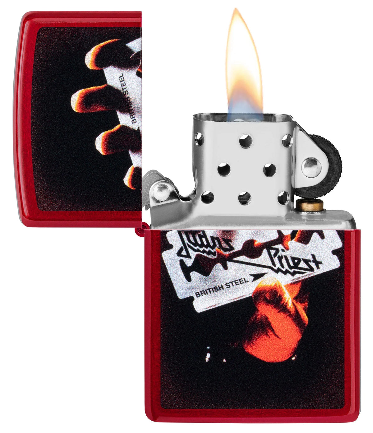 Geöffnetes Judas-Priest-Zippo mit Flamme, silberfarbenem Einsatz und British-Steel-Motiv auf rotem Gehäuse
