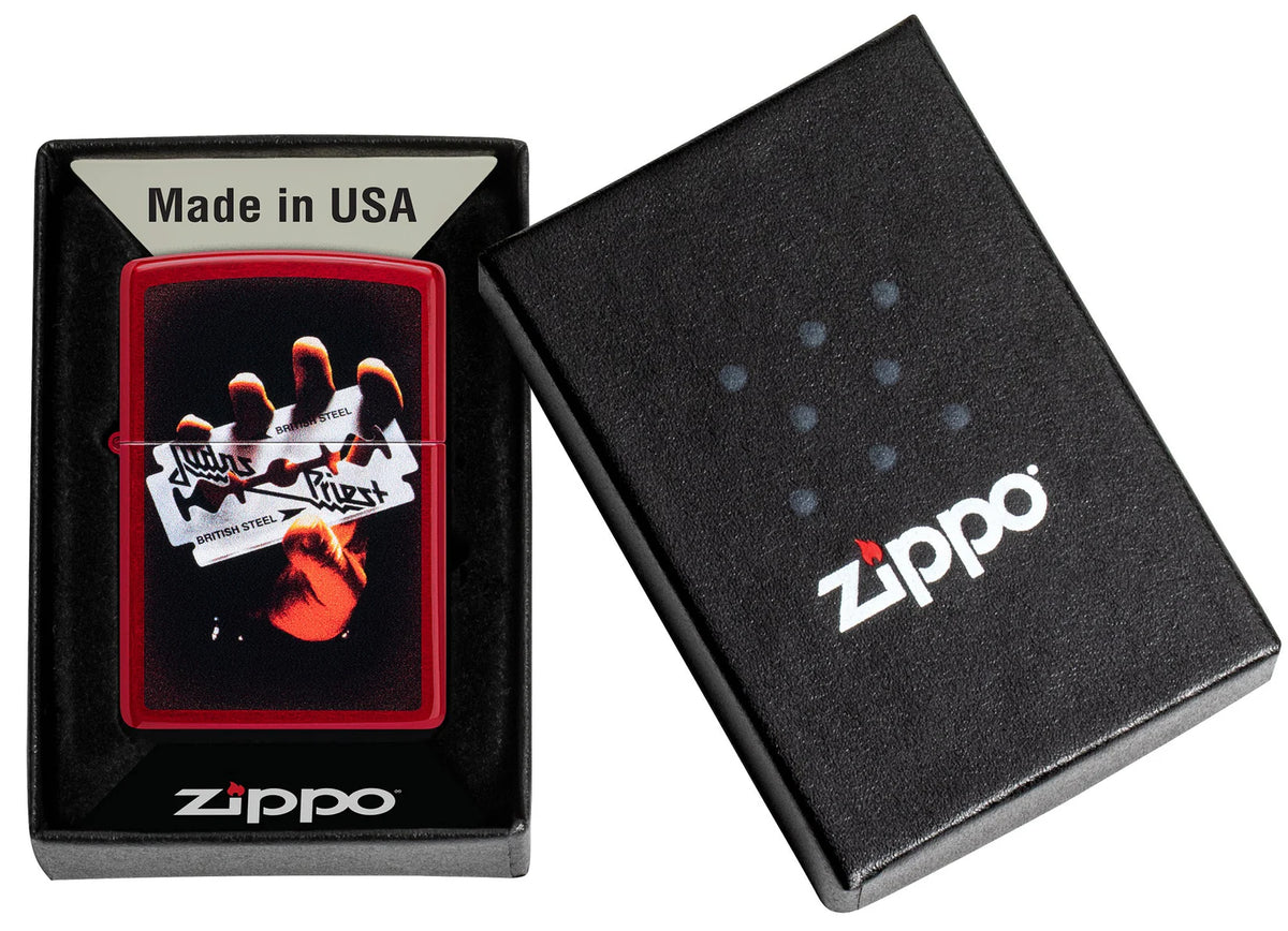 Zippo Judas Priest British Steel in geöffneter Geschenkverpackung One Box mit separatem schwarzem Deckel
