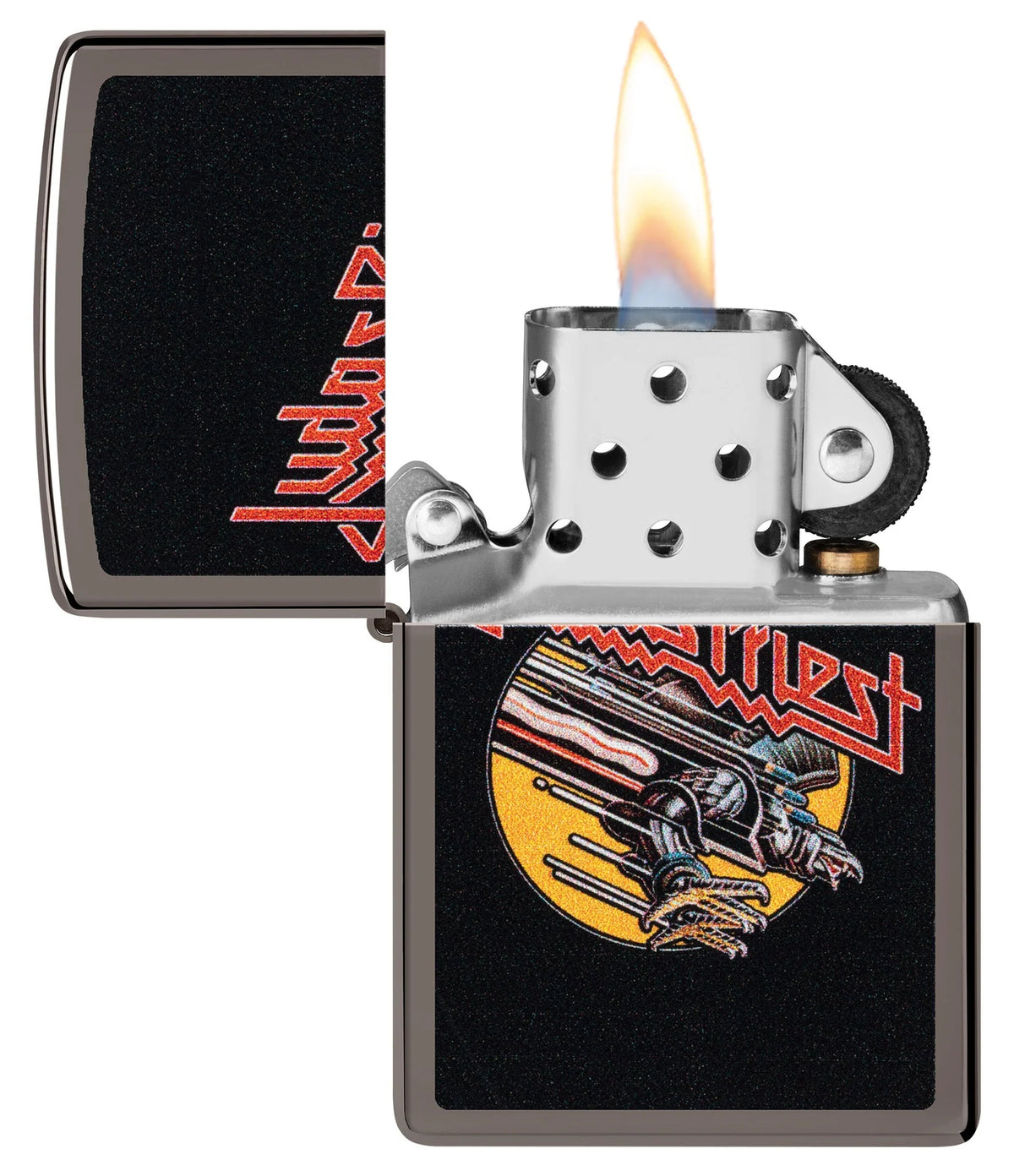 Geöffnetes Judas-Priest-Zippo mit Flamme, silberfarbenem Einsatz und Screaming-for-Vengeance-Motiv auf Black Ice