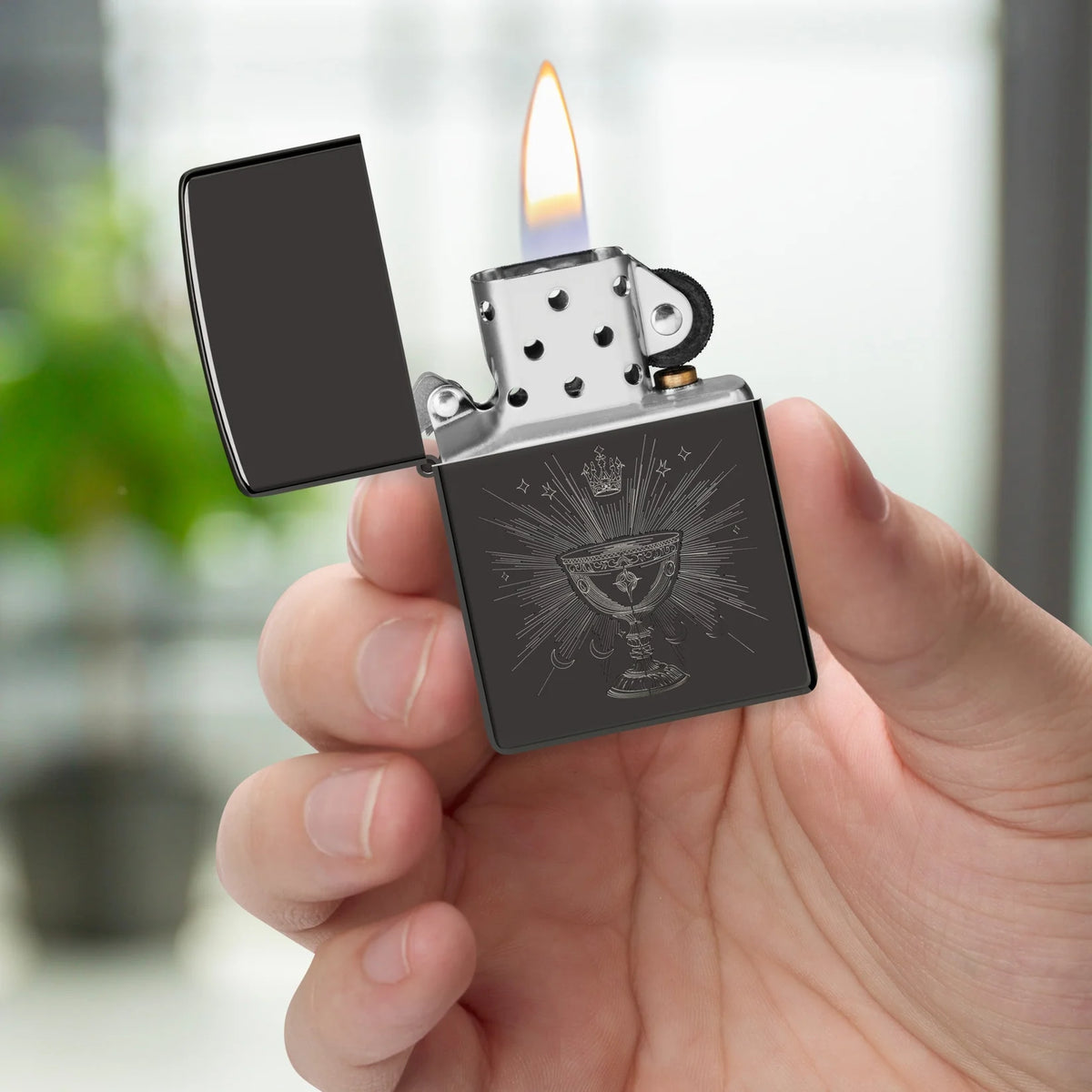 Geöffnetes Zippo Kelch des Königs in der Hand mit sichtbarem Einsatz und schwarzem Gehäuse