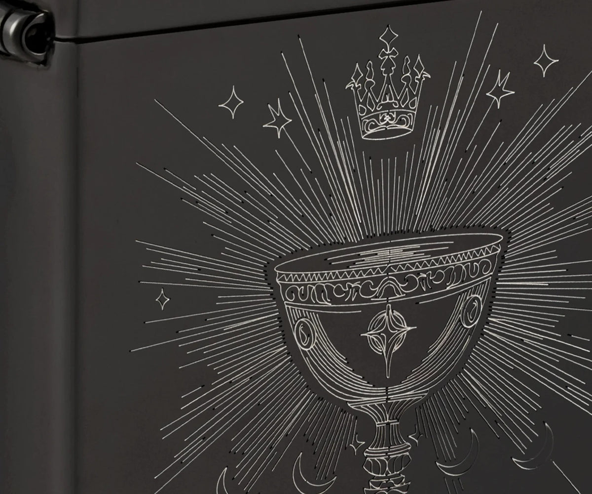 Detailaufnahme des Zippo Kelchmotivs mit Krone, Sternen, Mondsicheln und feinen Linien