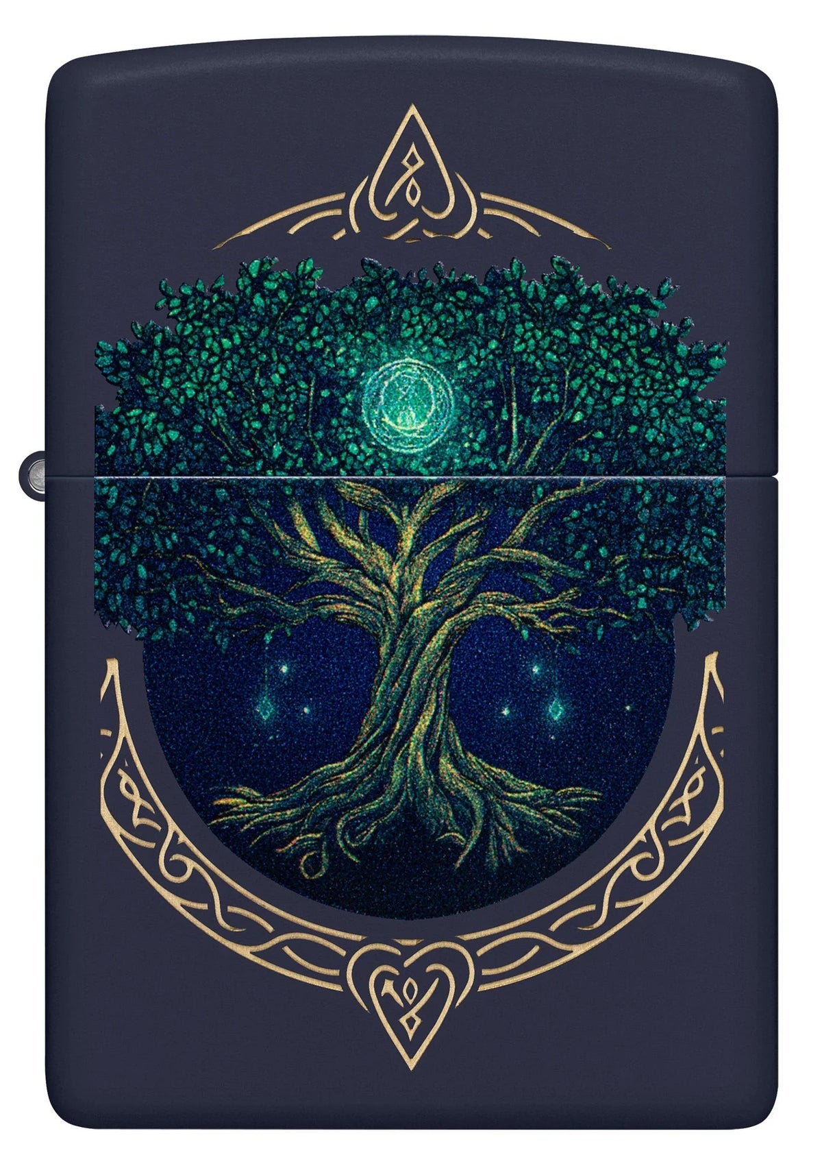 Frontansicht des Zippo Ätherischer Lebensbaum mit grünem Baum, kreisförmigem Symbol und goldfarbenen Ornamenten.