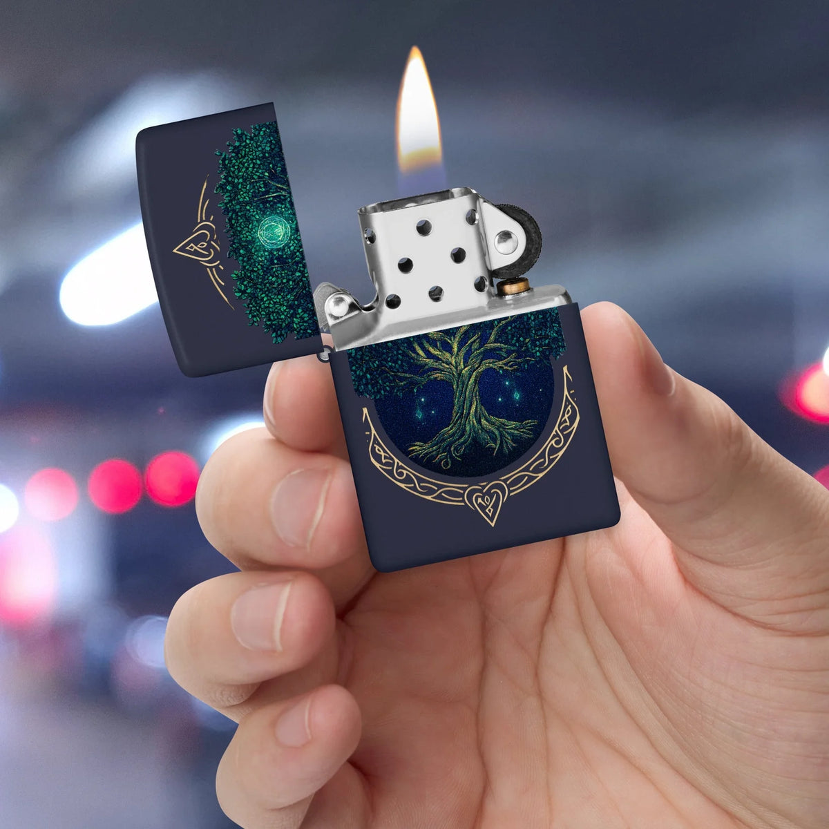 Geöffnetes Zippo Ätherischer Lebensbaum mit Flamme in einer Hand, sichtbarem Einsatz und grünem Baummotiv.