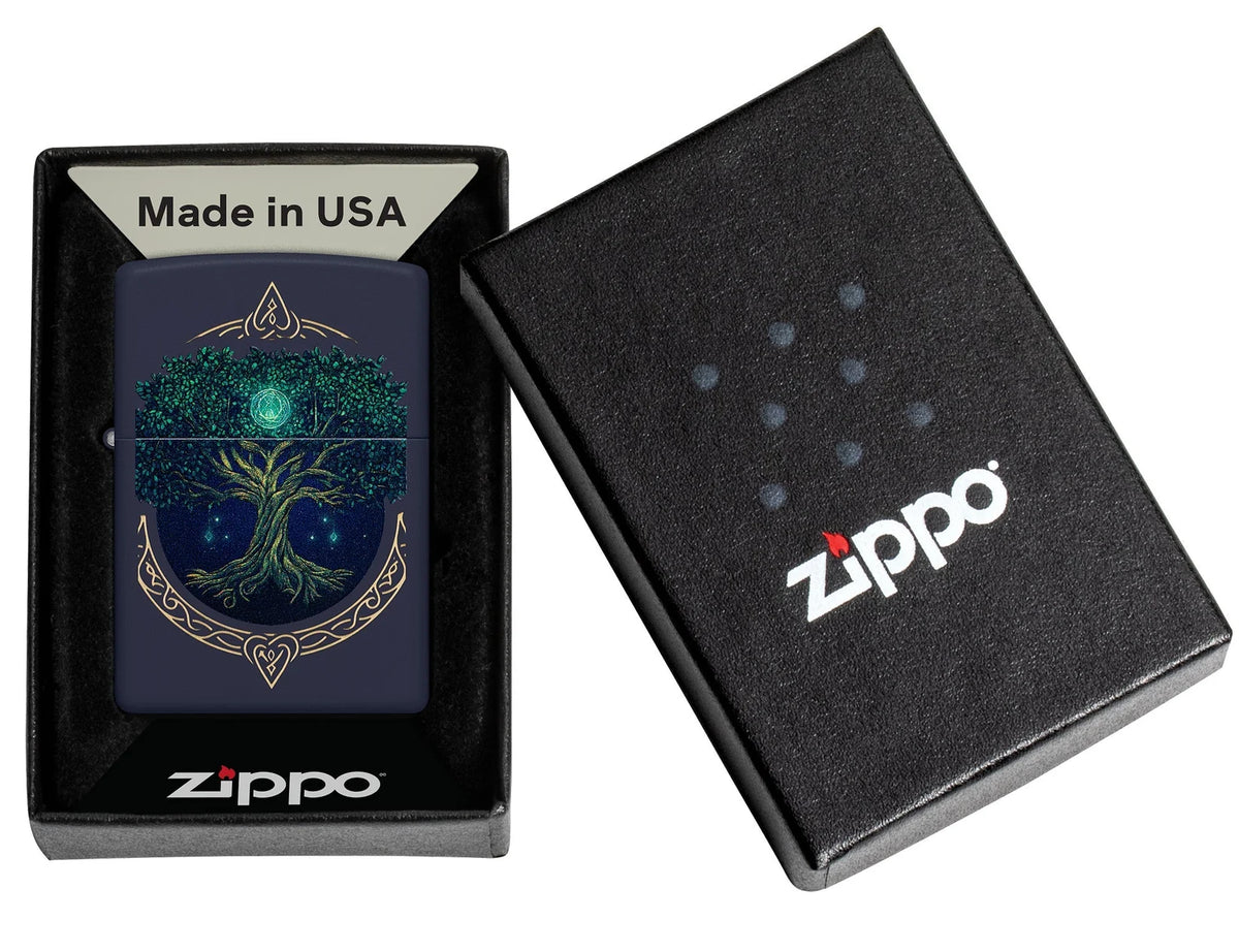 Zippo Ätherischer Lebensbaum in geöffneter schwarzer One Box mit  separatem Zippo Deckel.