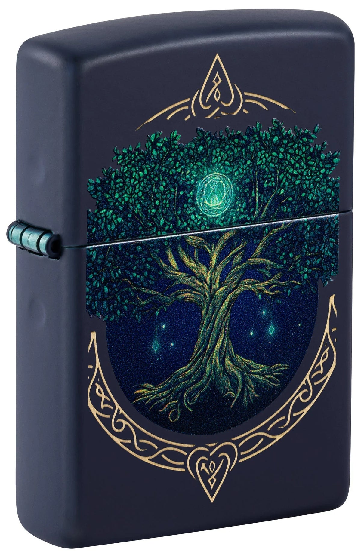 Zippo Ätherischer Lebensbaum in Schrägansicht mit Navy Blue Matte, grünem Baum und goldfarbenen Verzierungen.