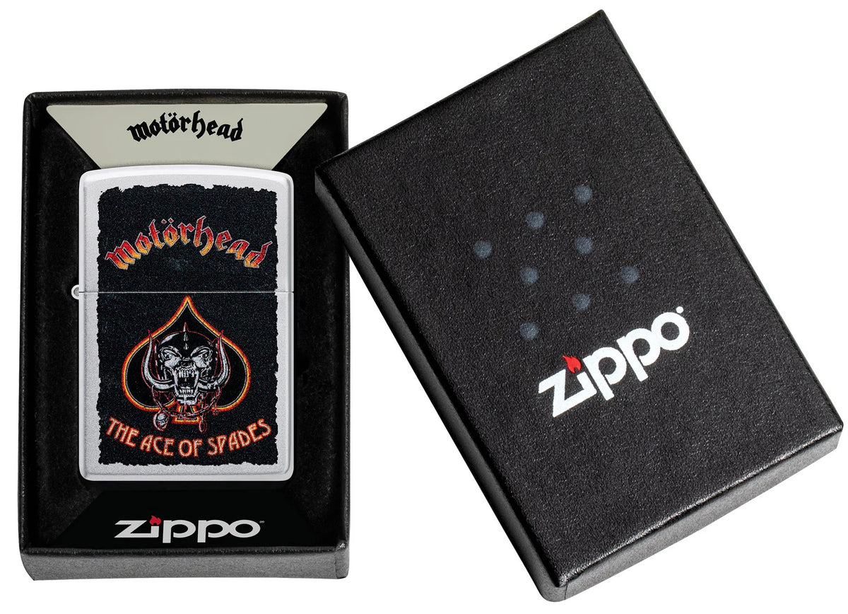 Zippo Motörhead Spade Ace in geöffneter Geschenkverpackung One Box mit Brand Logo und separatem Deckel
