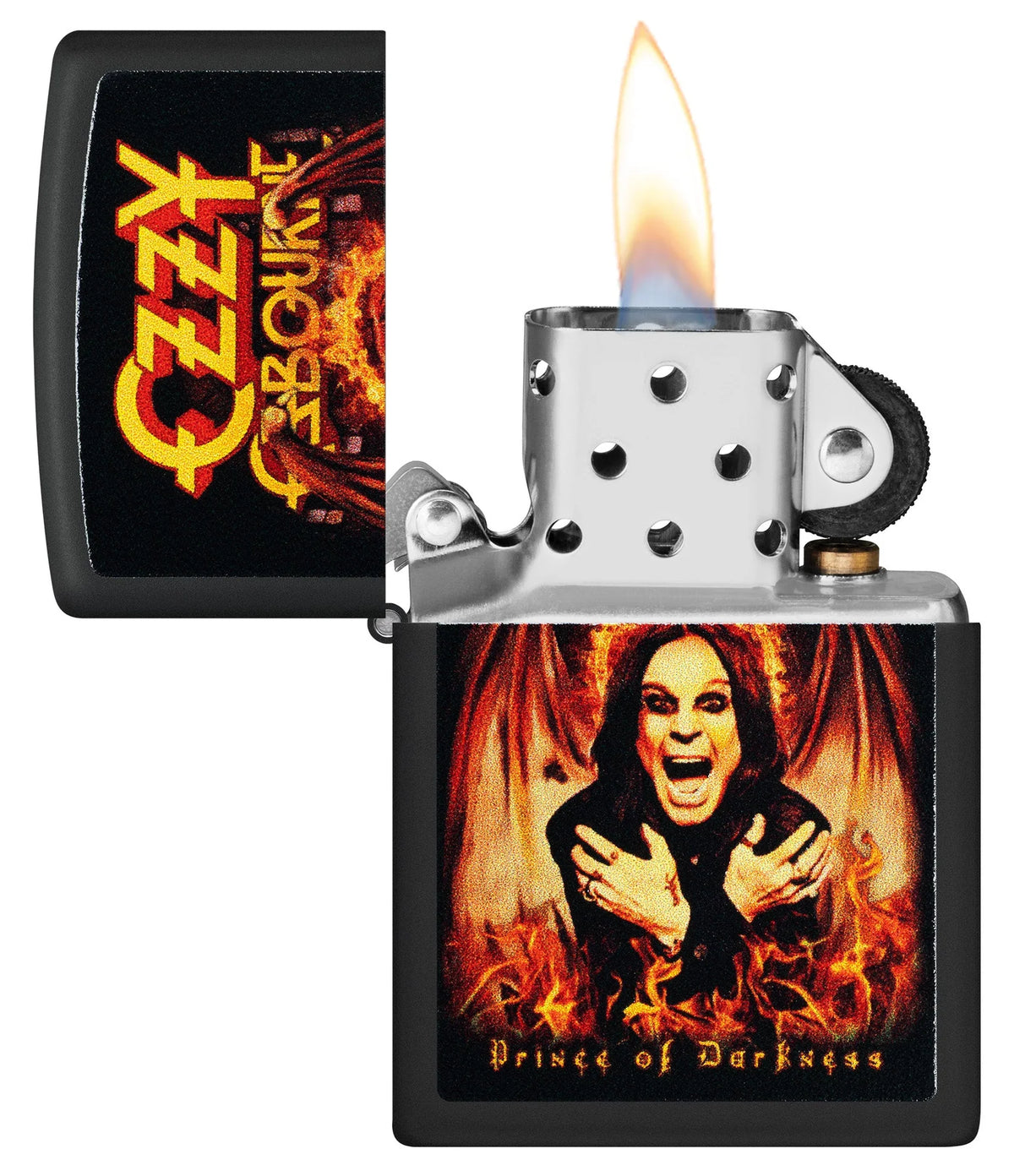 Geöffnetes Zippo Ozzy Osbourne mit Flamme, Bandlogo auf dem Deckel und Porträtmotiv auf dem Gehäuse