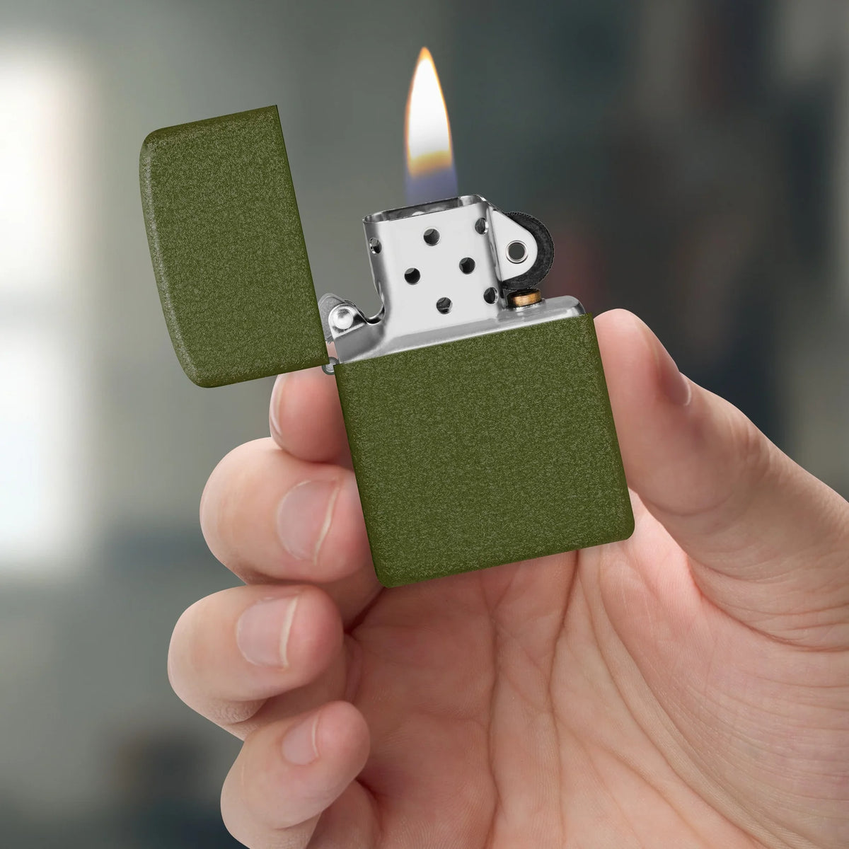 Geöffnetes Zippo Replica 1941 Green Crackle mit Flamme, gehalten in einer Hand
