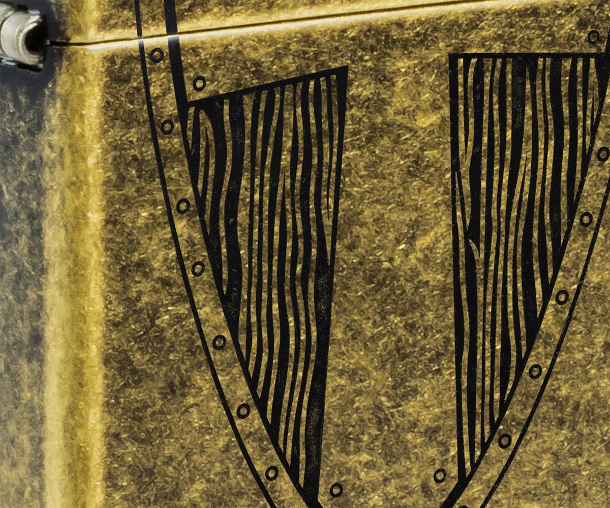 Detailaufnahme des Zippo Ritter-Schild Motivs mit Holzlinien, Nieten und antiker Messingoptik