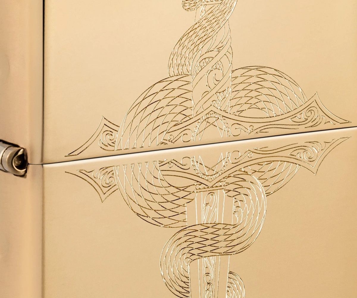 Detailaufnahme des Zippo Schwertmotivs mit Schlange und dekorativen Linien auf Brass Oberfläche