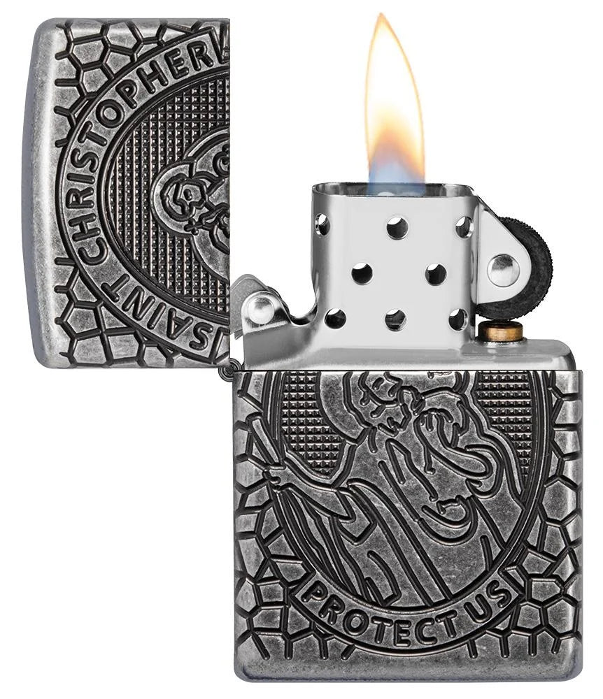 Geöffnetes Zippo St. Christopher in Antique Silver mit Flamme, Heiligenmotiv und umlaufender 360°-Gravur