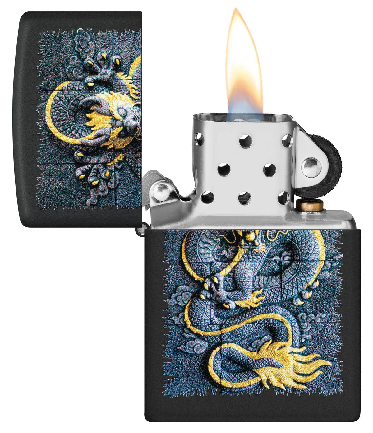 Geöffnetes Zippo Steindrache mit Flamme, schwarzer Oberfläche und fortlaufendem Drachenmotiv auf dem Deckel