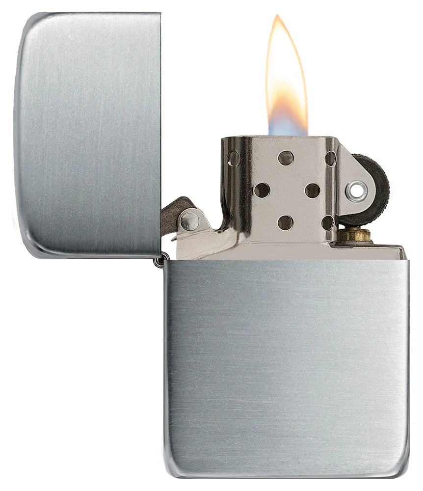 Zippo Sterling Silver 1941 geöffnet mit Flamme und silberfarbenem Einsatz