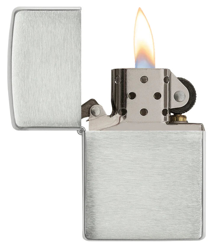 Zippo Sterling Silver geöffnet mit Flamme und silberfarbenem Einsatz