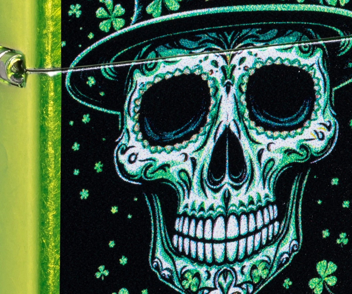 Makroaufnahme des Irish Skull mit verzierten Augenhöhlen, breitem Totenkopfgebiss und grün schimmernden Konturen