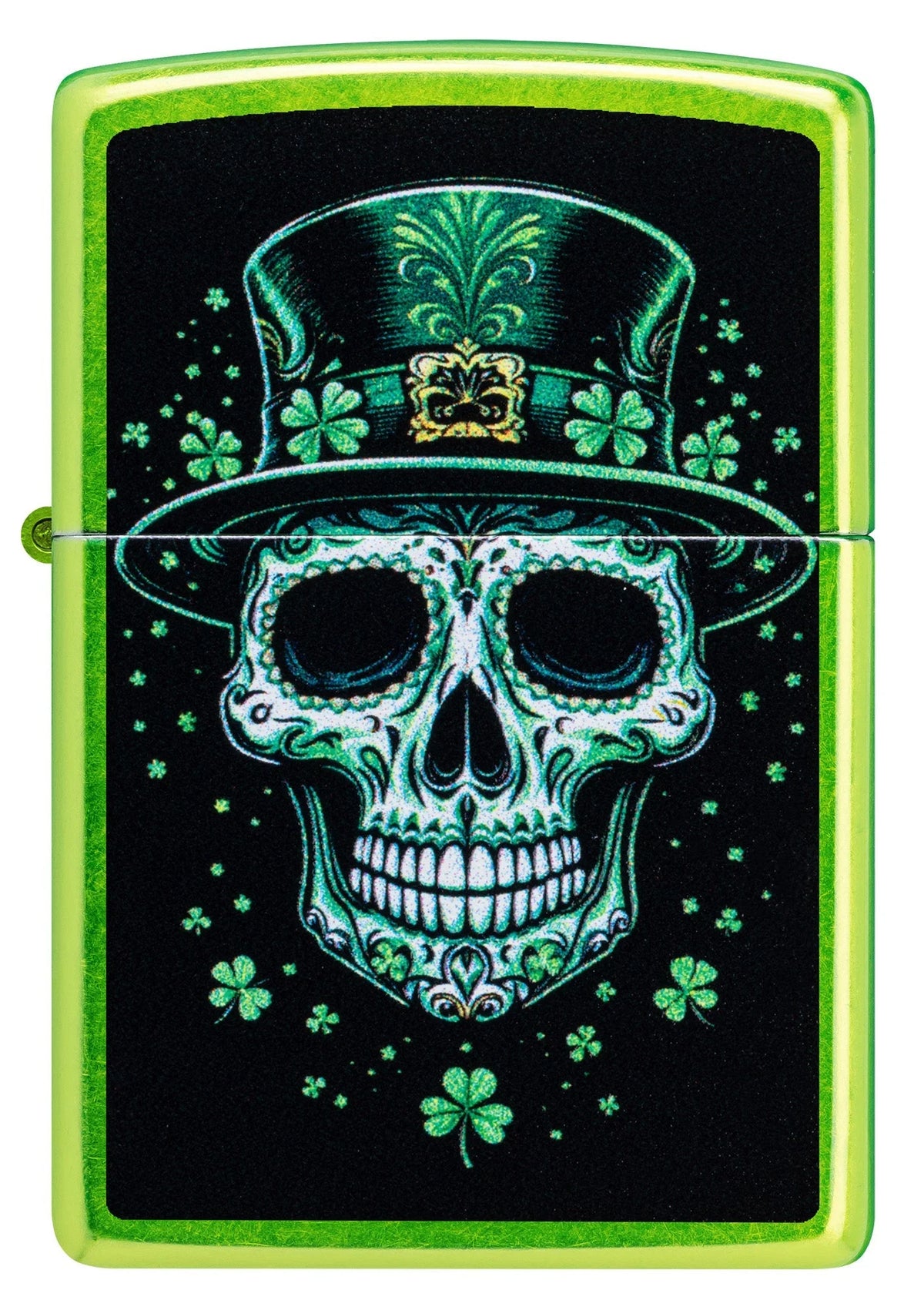 Grünes Zippo Irish Skull von vorne mit schwarzem Zylinderhut, goldfarbenem Emblem und zahlreichen Kleeblättern