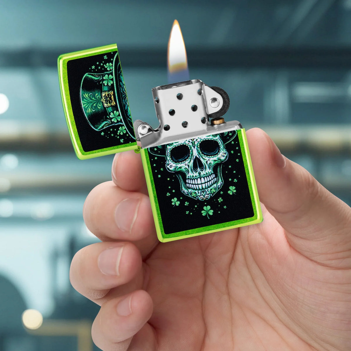 Geöffnetes Zippo mit brennender Flamme und silbernem Einsatz, in einer Hand vor unscharfem blauem Hintergrund
