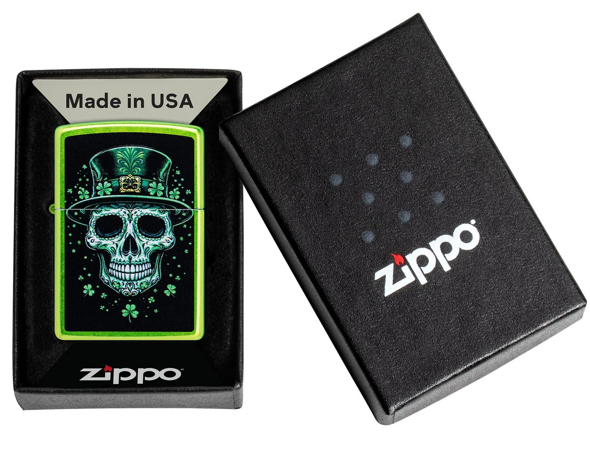 Zippo Irish Skull in schwarzer One Box mit Made-in-USA-Kennzeichnung, daneben der Verpackungsdeckel mit Zippo Logo