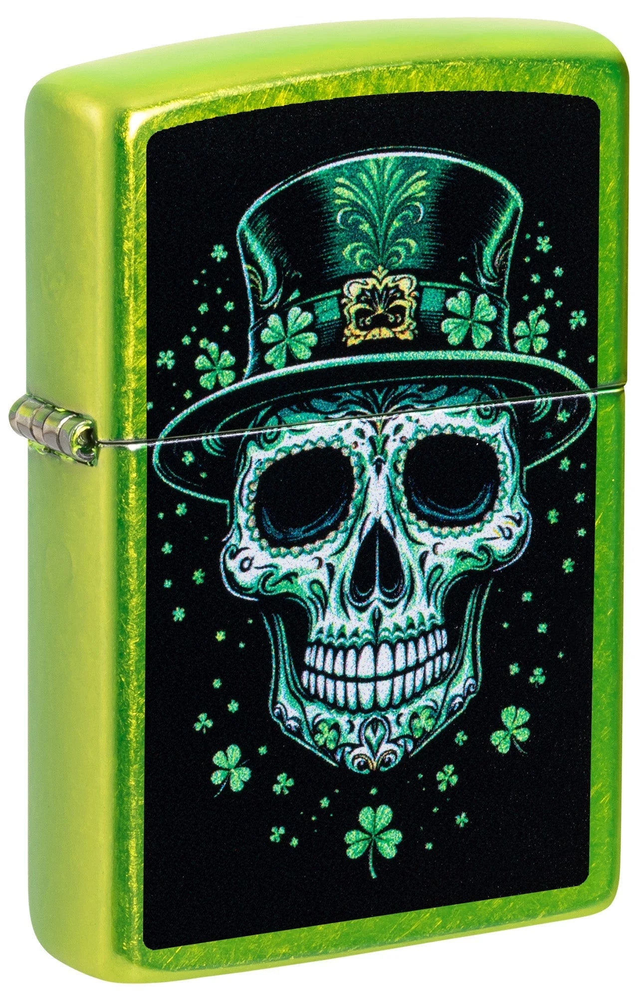 Seitliche Perspektive des Zippo Irish Skull mit sichtbarem Metallscharnier, leuchtend grünen Gehäusekanten und schwarzem Motivfeld