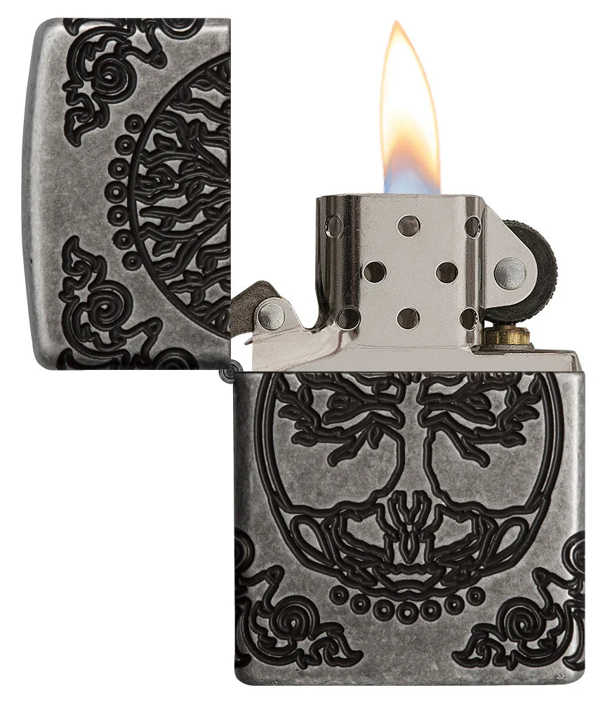 Zippo Tree of Life Antique Silver geöffnet mit Flamme, Baum-Motiv und dunklen Ornamenten