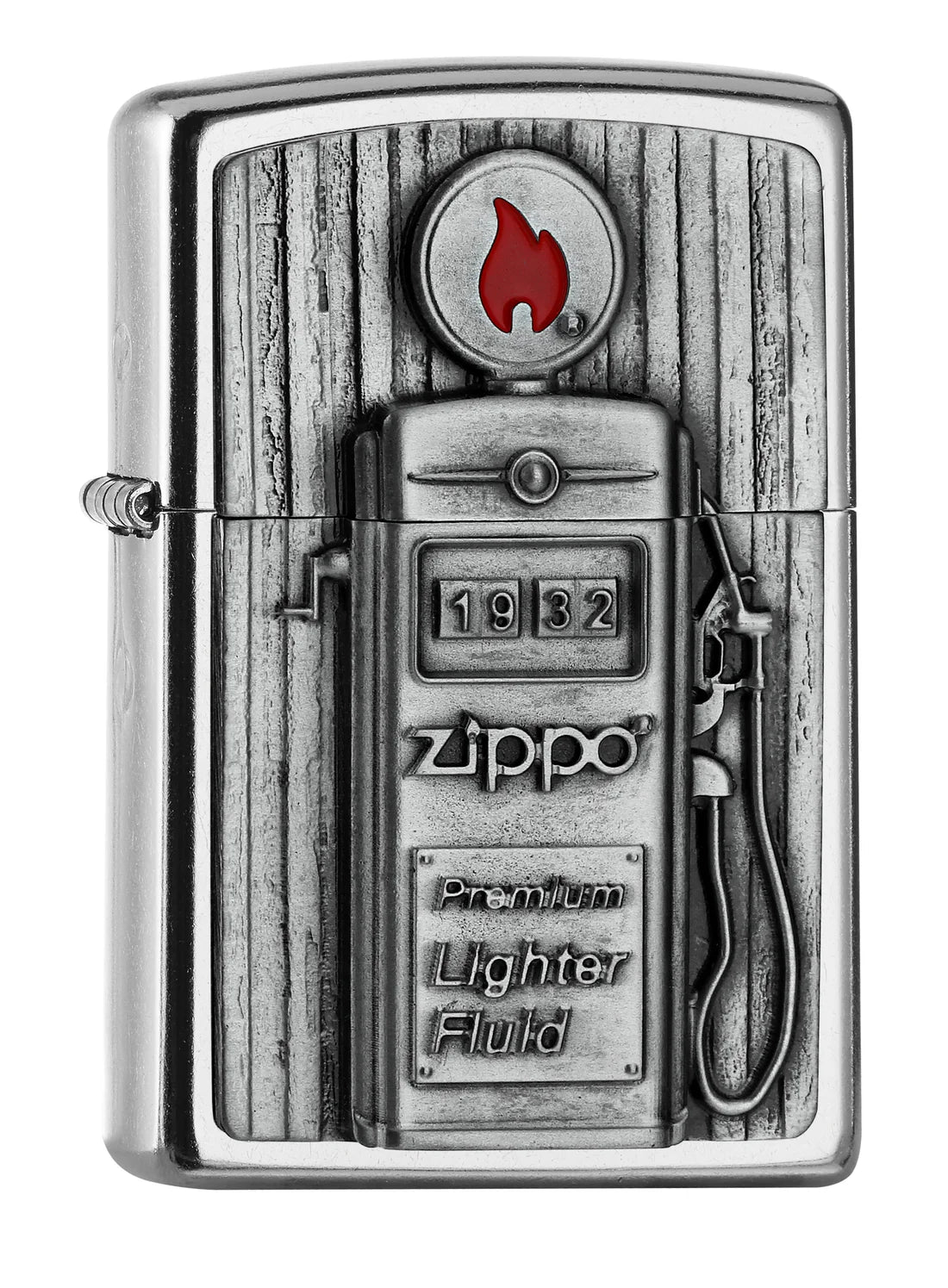 Zippo Benzinfeuerzeug im Street Chrome-Look mit 3D-Tankstellen-Emblem, geprägt mit '1932' und Zippo-Schriftzug. Hochwertiges Sturmfeuerzeug