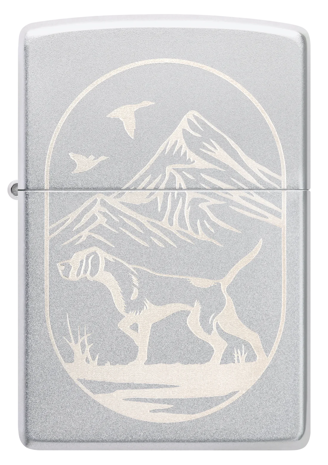 Zippo Benzinfeuerzeug mit Jagdhund-Motiv – silbernes, windfestes Sturmfeuerzeug mit lasergraviertem Design. Dargestellt ist ein Jagdhund in der Natur mit fliegenden Enten vor einer Berglandschaft. Original Zippo, nachfüllbar und langlebig – perfekt für Jäger, Outdoor-Fans und Sammler. Edles Geschenk für Natur- und Hunde-Liebhaber.