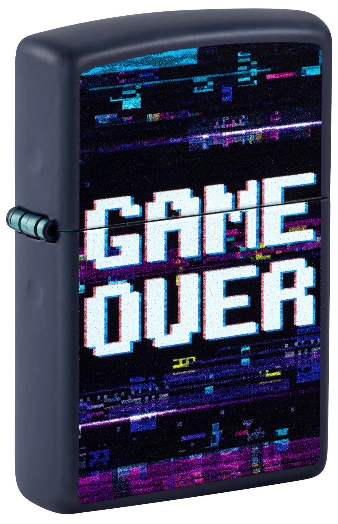 Dieses Zippo Benzinfeuerzeug hat ein auffälliges, von Retro-Gaming inspiriertes Design. Auf der Vorderseite ist der Schriftzug "GAME OVER" in einer pixeligen, 8-Bit-ähnlichen Schrift zu sehen, die an klassische Arcade-Spiele erinnert.