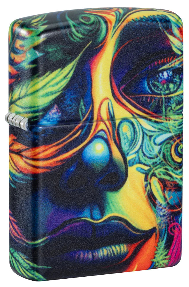 Ein Zippo-Feuerzeug mit einem leuchtenden, psychedelischen Design eines Frauenporträts in intensiven Neonfarben, die Blau-, Grün- und Orangetöne miteinander verbinden.