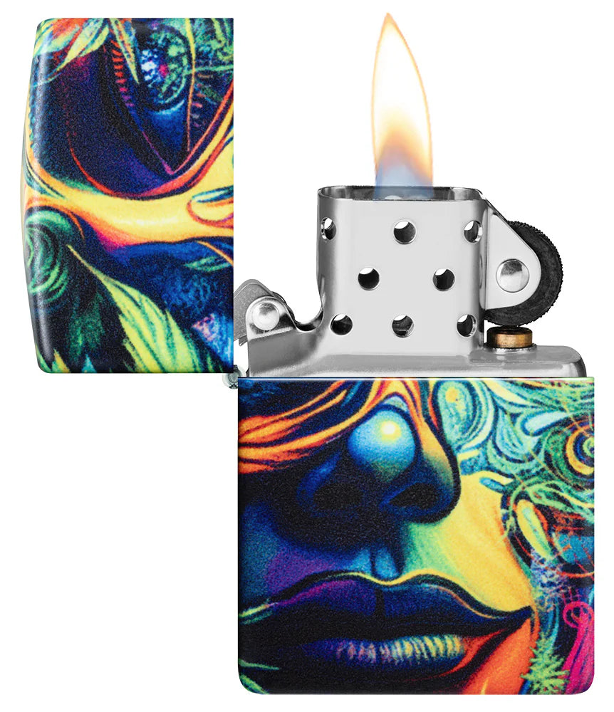 Das geöffnete Zippo-Feuerzeug zeigt die detaillierte Gestaltung des psychedelischen Frauenporträts, ergänzt durch die metallische Innenseite und die brennende Flamme.