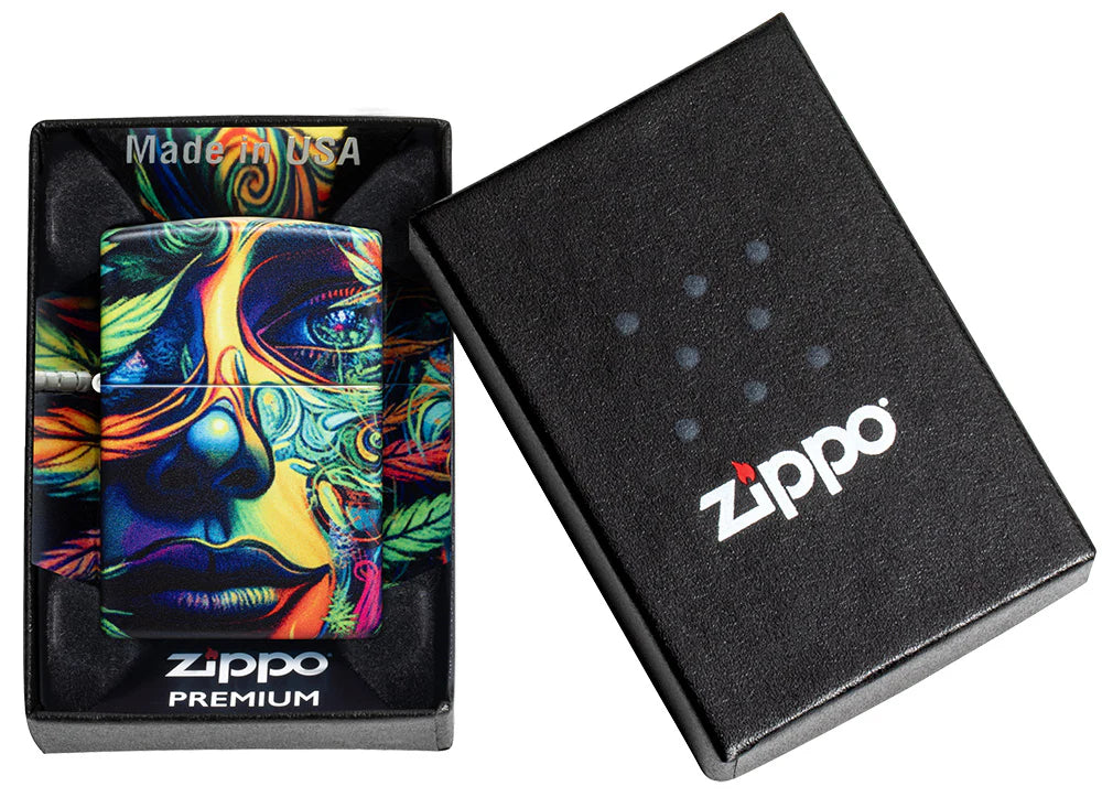 Das Zippo-Feuerzeug in seiner hochwertigen schwarzen Geschenkverpackung, mit der Aufschrift &#39;Made in USA&#39; und dem auffälligen psychedelischen Lady Cannabis-Design
